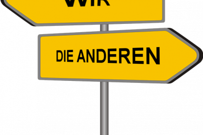 Wir und die anderen; Quelle: CC: https://pixabay.com/de/vectors/wegweiser-wegzeiger-schild-hinweis-230724/