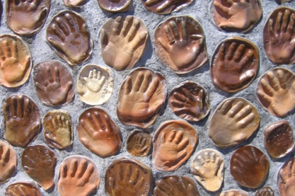 peace sculpture detail von jesstherese via Flickr (https://www.flickr.com/photos/thebackyard/3229336/), cc (https://creativecommons.org/licenses/by-nc/2.0/)